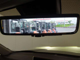 【デジタルインナーミラー】車両後方に取り付けられたカメラの映像をルームミラー内のディスプレイに表示し、後方の安全確認がより快適に。