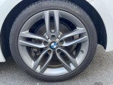 BMWならではの卓越した走りを支えるホイールと足回りです!日本車の走りに慣れている方にもぜひ体感して頂きたいほど、高いレベルでまとまっています!純正18インチアルミホイール。
