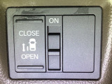 便利な左側電動スライドドアを装備。スマートキーのリモコンや運転席側のスイッチ操作でも開閉ができ、安全・簡単です。