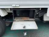 右側面には小物入れもついています。