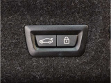 トランクゲートは電動で御座います。ボタン一つで開閉可能となっております。もちろんフットセンサー付きで足でも開閉可能です