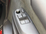 【パワーウィンドウ集中スイッチ】運転席のパワーウィンドスイッチ位置には運転以外の窓の開閉・ロック機能も付いています