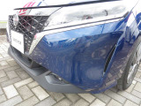 【踏み間違い衝突防止アシスト】前後バンパーに装着されているセンサーで、駐車場での急加速を抑制し、壁や歩行者との衝突回避を支援します。