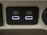 【USB電源ソケット】スマートフォンの充電などに便利な2種類のUSB電源ソケットを装備。汎用性の高いType-Aと充電性能に優れたType-C