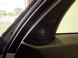 ハーマンカードンは移動中の車内空間をより快適に過ごす為のスピーカーで600W・9チャンネル・サラウンド・車両専用のイコライザーが装備され、良質な音源でございます。