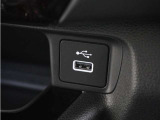 ◆USB接続端子◆スマホやiPodなどを接続して、いつもの音楽を車内でもお楽しみいただけます♪