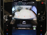 後方映像を11.6インチディスプレイに表示し、ステアリング連動ガイドラインが駐車をサポート。さらに後退時はリヤ4センサーが障害物を検知し、必要に応じてブレーキが作動します。