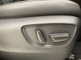 運転する時はドライビングポジションが気になりますよね。パワーシートで座席位置の微調整もしっかりできます。高級感がある装備としても人気があります。