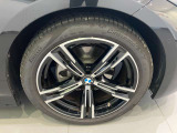 アウトバーンの走行を見据えたBMWの足回りは高い走行性能にこだわりが御座います。