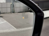 【ブラインドスポットモニター】車外にいる車をいち早く検知し、ドライバ―に知らせるシステムです。