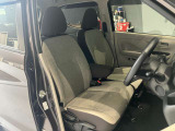 運転席、助手席です。座面も広くゆったりと座れてアームレストも付いているので重宝します。