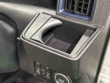 運転席側掘り込み式カップホルダー