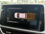 障害物との距離をセンサーで検知するパークディスタンスコントロール。音とディスプレイ表示で駐車時の安心感を高めます。