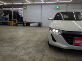 当店では専任のメカニックが大切なお客様のお車を一台一台丁寧に整備いたします。自社認証工場にてリフトアップし下回りまでキッチリ検査いたします。