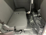 後席を倒すと、広い荷室に変わります