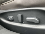 電動パワーシート、座席の前後、高低、リクライニングがレバー操作で簡単に調整出来ます。