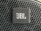 【JBLサウンドシステム】メーカーオプションの高品位サウンドシステムを搭載。専用のチューニングが施された大小様々なスピーカーから良質なサウンドが奏でられ、臨場感あふれる音響空間を演出します。
