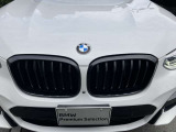 BMWの代名詞の【キドニーグリル】グリルが腎臓のように見えるので【キドニー】と呼ばれるようになりました。一目見ただけでBMWであると認識できる確固たるアイコンとして存在感を放ちます。