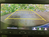 後方確認をサポートするモニター画面。運転の安全性を高めるだけでなく、狭い場所での取り回しも楽になります。