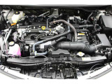 エンジンルームの樹脂部分は丁寧に磨いてツヤをだしています。当社の中古車のエンジンルームクリーニングはとても自信があります★