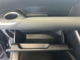 ちょっとしたところは収納ボックスにもなっています。車内はサイズも決まっているので、収納が少ないと思っているアナタ!ご安心ください。さまざまなところに収納が隠れているんです♪