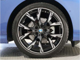 【BMWアロイホイル】軽量かつ強度に拘ったアロイホイル。走行性能ポテンシャルを引き出す設計。車の足元を引き締めてくれる大きなポイントはアロイホイルです。