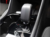 チャコールカラーのシフトノブ。スウェーデンならではのモダンな感覚にあふれるラグジュアリー感。そのスタイリッシュなエクステリアには、都市のライフスタイルに自然に溶け込むセンスが息づいています。