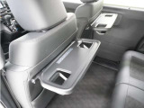 ◆シートバックテーブル◆フロントシートの背面に後席用のテーブルがついています。小物が置けて!カップホルダーもあります、ドライブ中や休憩時にも便利なテーブルです。