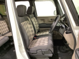 女性でも運転がしやすいようにシートの高さ調整機能(シートリフター)がついています。座面も厚みがあり背もたれも高く、ゆったりくつろいでお乗りいただけるシートです。