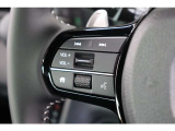 ハンドル左部分でオーディオ操作が可能。そのため、運転中でも目線をずらさずに安全運転♪スマートフォンを接続してハンズフリー通話も可能です。