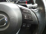 【マツダ・レーダー・クルーズ・コントロール (MRCC)】運転者がアクセルやブレーキを踏まなくても設定した速度での定速走行や先行車との車間距離を一定に保つ追従走行により、運転者の負担を軽減するシステムです。