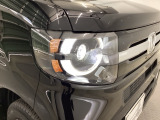 LEDヘッドライトを装備しています。LEDヘッドライトはとても明るく、雨の日や夜間走行も安全・安心です。オートライトコントロール付きで周囲の明るさに応じて自動で点灯・消灯します