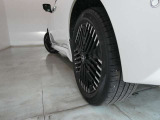 リヤタイヤの溝も十分に残っております。タイヤサイズは215/50R17となっております。