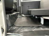 しっかりと汚れ、砂ぼこりを落とし足元まで清潔な車内空間を作り上げております♪