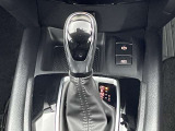 オートブレーキホールドは、ブレーキペダルを踏んで停車すると、ブレーキペダルから足を離してもクルマがブレーキ力を維持。ペダルを踏み続けることによる足の疲れを緩和します。