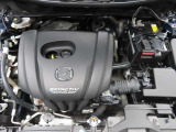MAZDA2のエンジンルームです。マツダ正規ディーラーとして、責任を持って整備しお渡しいたします。