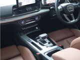 内装はシンプルに使い勝手を考え作られています。お車を運転する感覚をダイレクトに体感して頂けます。室内も広くロングドライブにも快適にお過ごしいただけます。