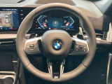 操作性に優れたステアリングは、BMWの走りを支える大事な部品です。オーディオやハンズフリー通話、クルーズコントロール関連の操作もこちらに集約されています。