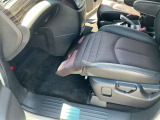 助手席とセカンドシートにオットマン機構を装備しています。姿勢や好みに合わせて、まるでリビングでくつろいでいるような、ゆったりと足を伸ばしたポジションをとることができます。