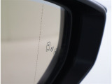 隣車線を走る車両をレーダーで検知し、ドアミラーでは確認しにくい後側方エリアに存在する車両に加え、急接近してくる車両も検知します。車両を検知するとドアミラーに搭載されたLEDインジケーターが点灯します。