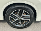 スタイリッシュな純正アルミホイールです。シャープなデザインが車両のデザインとマッチしています。