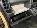 グローブボックスなどの多彩で便利な収納が設けられています。