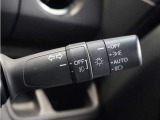 【オートライト】車外の明るさに応じて自動で点灯します。手動で点灯/消灯させることもできます。