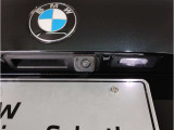 【バックカメラ】シフトをバックに入れると、モニターが出力されます。ステアリングに連動するレーンガイドの表示がありますので、駐車が苦手な方もご安心ください。