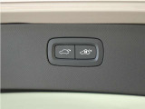 テールゲートには、スイッチ一つで開閉可能な電動開閉機能を装備。また、リアバンパーの下で足を動かすだけで開閉できる、ハンズフリー・オープニング/クロージング機構も搭載しています。