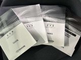 メンテナンスノート、取扱説明書ですね。 車の情報が凝縮されています。 車の整備記録が記載されている大事な物ですよ。