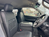 運転席まわりには十分なスペースがあり、大柄な方でもゆったり運転していただける環境です。