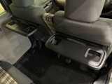 シートバックテーブルを装着しています!車内での軽食などに便利です!