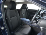 【清潔感のある運転席&助手席】隅々までクリーニングの行き届いた運転席&助手席。目立ったシミや汚れ等もございません。快適なドライブをどうぞ。