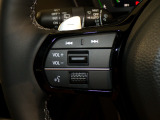 【ステアリングリモコン】ステアリングにオーディオ調節可能なスイッチが装備されていますので運転中でも視線をそらさずにオーディオの調節が可能です!